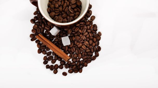 Granos de café en taza marrón con canela
 - Foto, Imagen