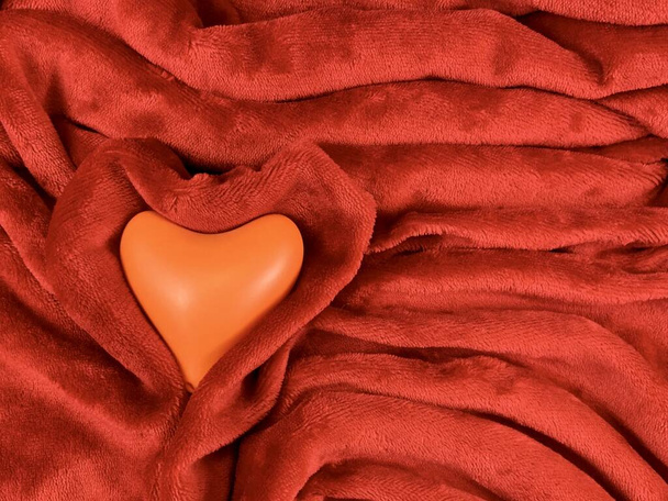 Barevné srdce na měkké látce. Srdce na červeném přehozu. Koncept: Valentýn, láska - Fotografie, Obrázek
