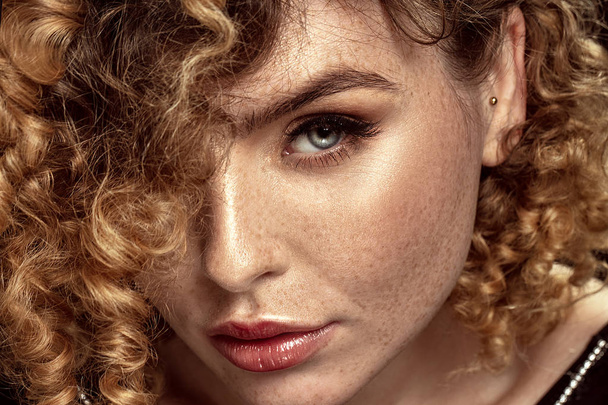 Beauty portrait of elegant girl with freckles. - Zdjęcie, obraz
