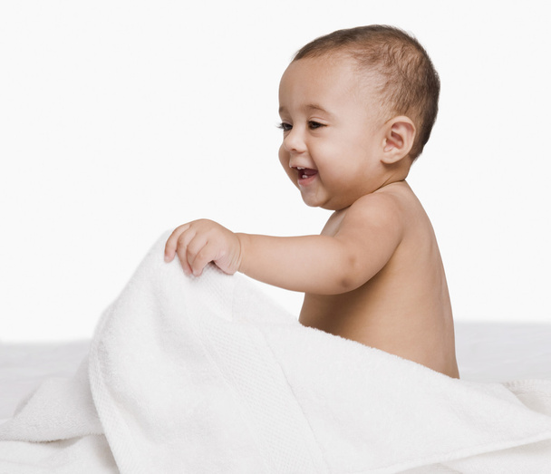 Baby boy playing with a towel - Valokuva, kuva