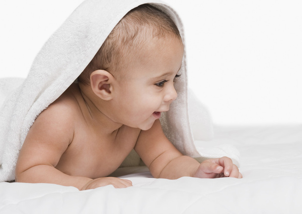 Niño jugando con una toalla
 - Foto, Imagen