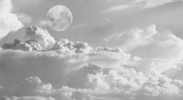 Lua dramática sobre a nuvem branca
 - Foto, Imagem