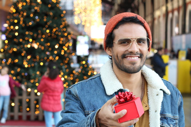 Hipster στο εμπορικό κέντρο κατά τη διάρκεια της περιόδου των Χριστουγέννων - Φωτογραφία, εικόνα