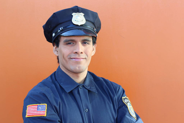 Oficial de policía étnico americano con espacio para copias
 - Foto, Imagen