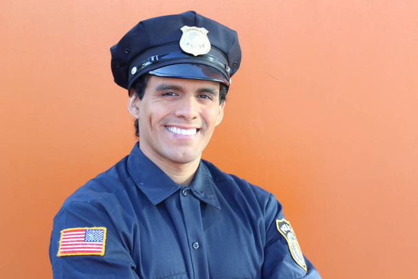 Oficial de policía étnico americano con espacio para copias
 - Foto, imagen