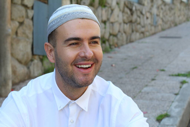Веселий ісламський чоловік посміхається перед камерою. - Фото, зображення
