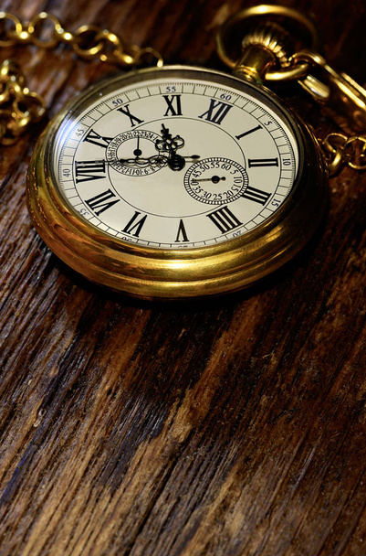 Eski altın cep saati yıpranmış ahşap arka planda - Fotoğraf, Görsel