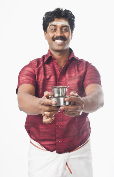 Man holding a glass of tea - Foto, imagen