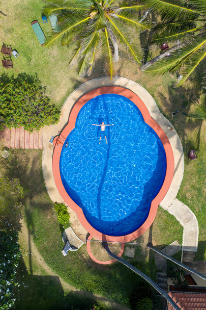 Uitzicht vanuit de lucht op het zwembad en hotelcomplex in het zuiden van Sri Lanka - Foto, afbeelding