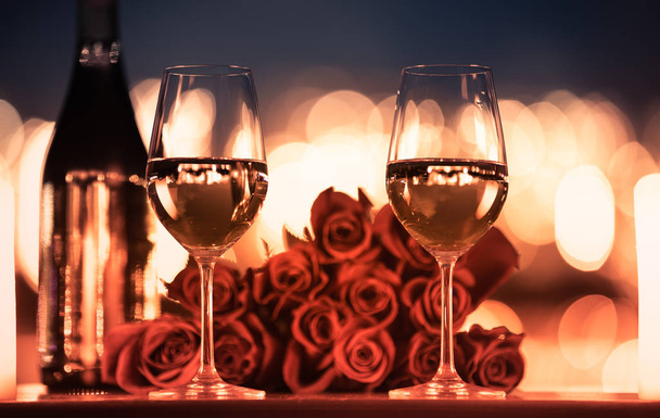 romantisches Abendessen bei Kerzenschein mit roten Rosen und Bokeh-Licht. Konzept für Valentinstag oder -datum. - Foto, Bild
