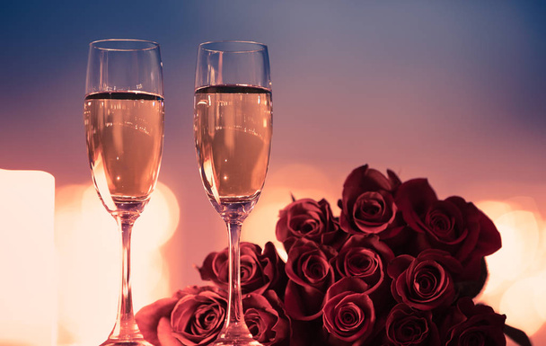 Valentines Day. Pair of champagne glasses and bouquet of red roses.  - Foto, Imagen