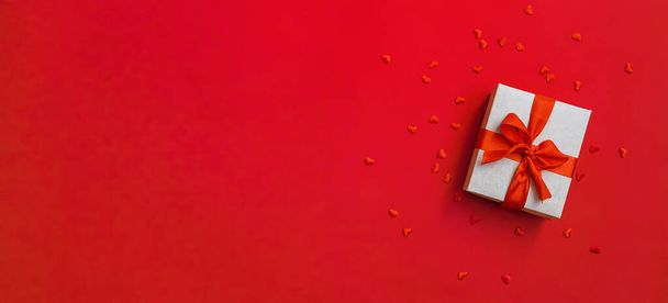 Gift on a red background. Selective focus. - Foto, imagen