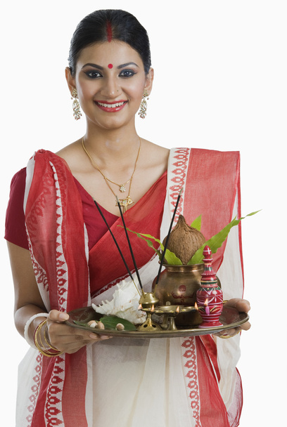 Bengali woman holding a puja thali - 写真・画像