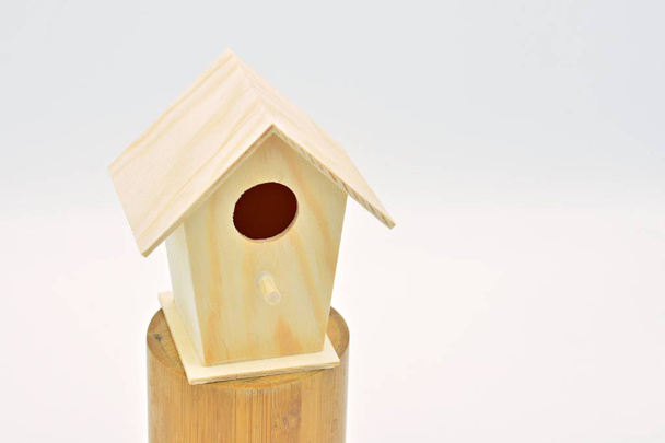 casa de pássaros feita de madeira, isolada
 - Foto, Imagem