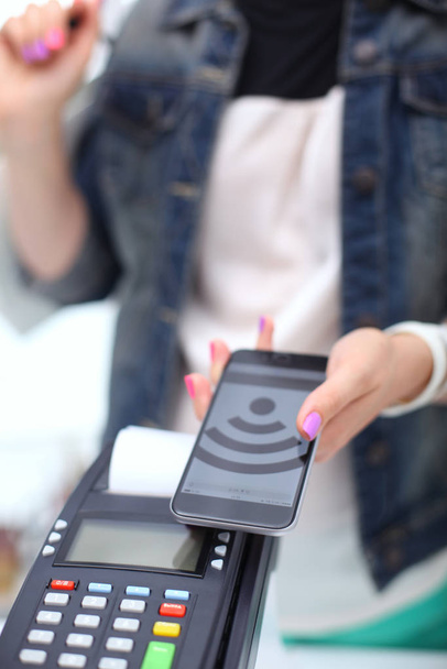 Client paie avec smartphone dans la boutique en utilisant la technologie NFC. Technologie NFC. Le client paie
 - Photo, image