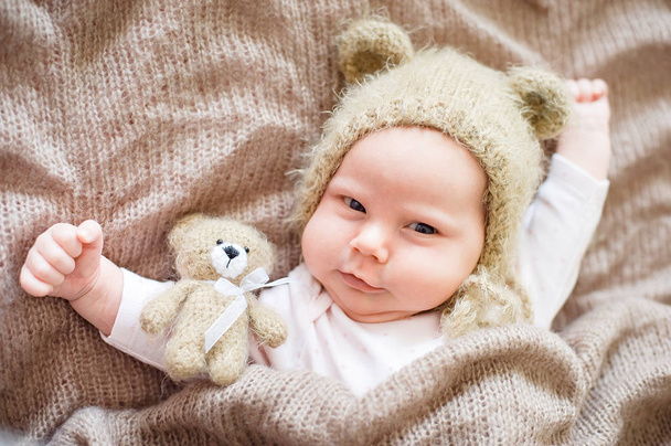 20 ημερών νεογέννητο μωρό με καπέλο ξαπλωμένο σε μάλλινο κάλυμμα. Αρχή της ζωής και ευτυχισμένη νεράιδα μαγική έννοια της παιδικής ηλικίας - Φωτογραφία, εικόνα