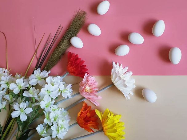 Huevos de Pascua con sauce y ramo de flores blanco de primavera En taza y plato amarillo naturaleza muerta verde amarillo rojo decoración moderno abstracto vacaciones saludos cartel
  - Foto, Imagen