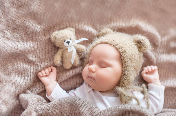 20 Tage altes Neugeborenes in Mütze schlafend auf Wolldecke. Beginn des Lebens und glückliche märchenhafte Kindheit - Foto, Bild