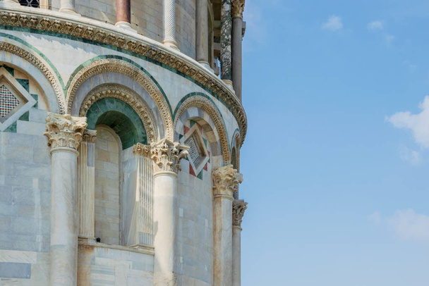 Část katedrály v Pise, štíhlá věž v Pise, Piazza del Duomo, Toskánsko, Itálie - Fotografie, Obrázek