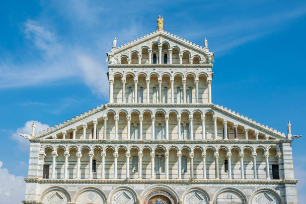 Η μπροστινή άποψη του καθεδρικού ναού της Πίζας, Piazza del Duomo, Τοσκάνη, Ιταλία - Φωτογραφία, εικόνα