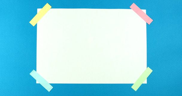 Animált stop motion simítás egy üres lapot egy színes háttér. - Fotó, kép