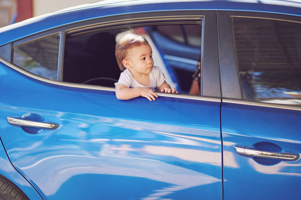 Маленька дівчинка їде у відпустку на машині
 - Фото, зображення