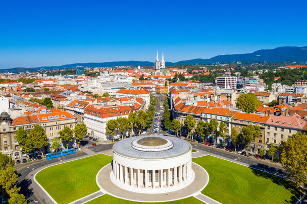 Zagreb, Hırvatistan'ın başkenti, insansız hava aracı, katedral ve anıtsal sanat galerisinden şehir merkezi havadan görünümü - Fotoğraf, Görsel