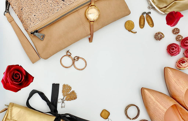 Joyería y Accesorios mujer blanco perla y oro bolsos de moda de lujo gafas de sol estuches cosméticos anillos de verano pendientes pulsera - Foto, imagen
