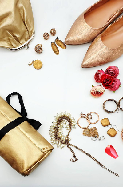 Ювелирные изделия и женщины аксессуары белый жемчуг и золото роскошные сумки моды сумки солнцезащитные очки чехлы косметические футляры летние кольца серьги браслет - Фото, изображение