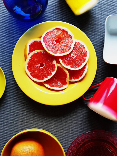 Лимонні скибочки цитрусові І лаймовий цитрусовий соковитий шматочок фруктів на фоні синьої тарілки натюрморт, здорова їжа з квітами орхідей, зелено-жовтий дизайн прикраси їжі тропічний
  - Фото, зображення