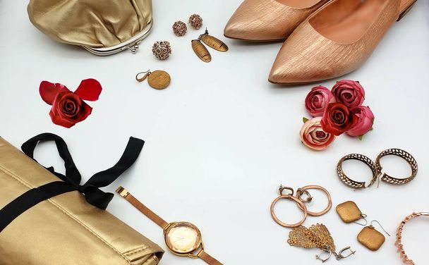 Κοσμήματα και γυναικεία αξεσουάρ λευκό μαργαριτάρι και χρυσό πολυτελείας τσάντες τσάντα μόδας τσάντες γυαλιά ηλίου θήκες καλλυντικών θήκες καλοκαίρι δαχτυλίδια βραχιόλι σκουλαρίκια - Φωτογραφία, εικόνα