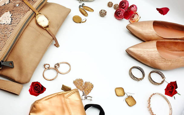 Biżuteria i kobiety akcesoria białe perły i złoto luksusowe torebki mody okulary przeciwsłoneczne gabloty kosmetyki pierścienie letnie bransoletka - Zdjęcie, obraz