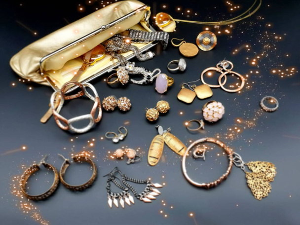 Mücevher kostüm mücevheri zümrüt opal inci inci vintage gümüş, altın küpeler siyah arka plan kozmetik çantasındaki kolye.  - Fotoğraf, Görsel