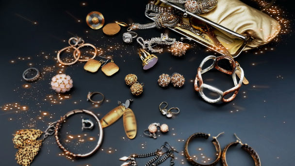 κοσμήματα κοστούμι πολύτιμος λίθος σμαράγδι opal κρύσταλλο μαργαριτάρι vintage ασήμι, χρυσά δαχτυλίδια σκουλαρίκια κολιέ βραχιόλια σε μαύρο φόντο καλλυντικά περίπτωση  - Φωτογραφία, εικόνα