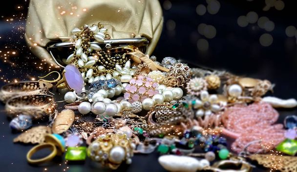 ékszer jelmez drágakő smaragd opál kristály gyöngy évjárat ezüst, arany gyűrűk fülbevaló nyaklánc karkötők fekete háttér kozmetikai tok  - Fotó, kép