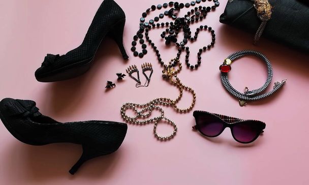 Ékszerek és kiegészítők kollázs divat fekete cipő magas sarkú, napszemüveg, kabát arany, nyaklánc gyűrű karkötők stílusos készlet kollázs rózsaszín korall élő vásárlás eladás nők lányok ruha banner  - Fotó, kép