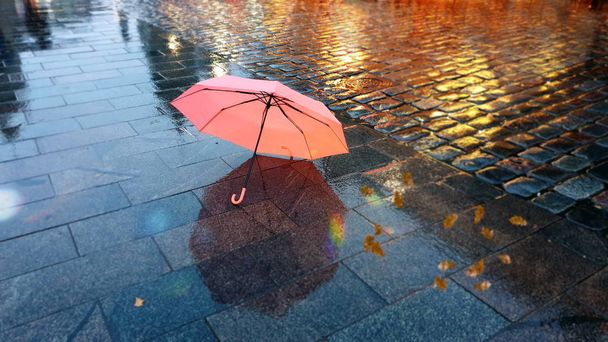 Stare Miasto w Tallinie jasno różowy parasol pora deszczowa ulica wieczorem rozjaśnianie zamazane miasta spacery ulica kawiarnia wakacje podróże w Europie Estonia panorama miejska jesień sezon letni  - Zdjęcie, obraz