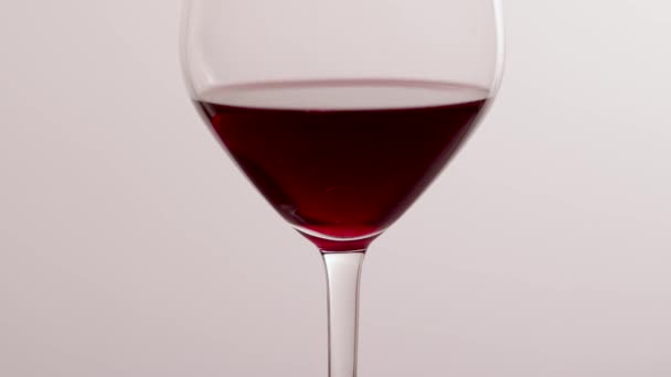 Verre de vin rouge, boisson à verser lors d'un événement de dégustation de vacances de luxe, contrôle de qualité éclaboussant fond de mouvement liquide pour l'œnologie ou la marque de viticulture premium - Séquence, vidéo