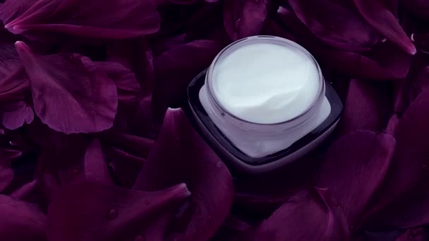 Crema facial hidratante para el cuidado de la piel sensible sobre pétalos de flores y fondo de agua, ciencias naturales para la piel
 - Imágenes, Vídeo