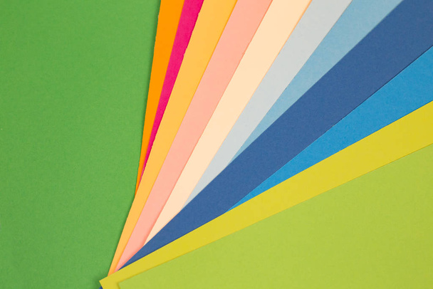 folhas de papel colorido. Muitas folhas coloridas de papel são dispostas na composição dura. fundo de papel colorido
. - Foto, Imagem
