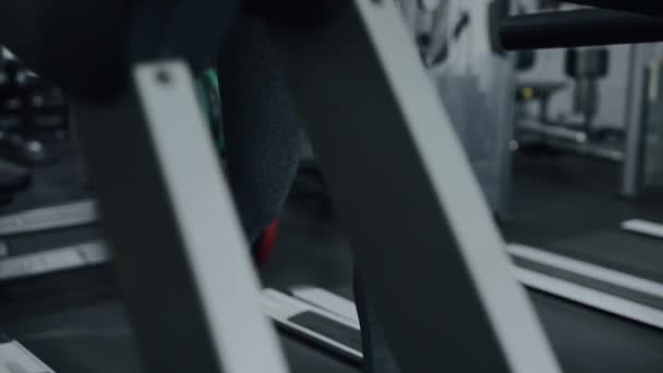 Young woman running on a treadmill - Filmagem, Vídeo