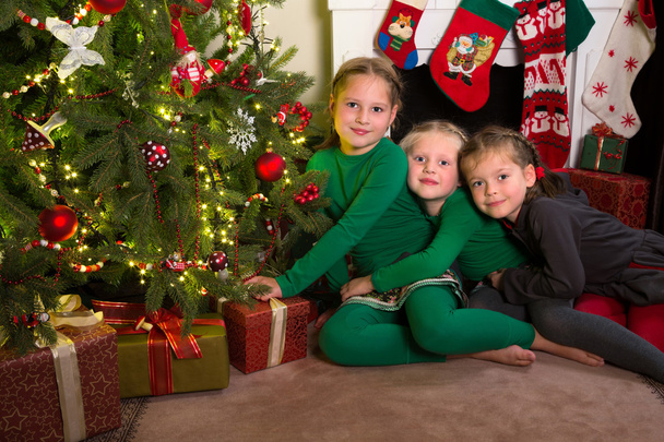 Kolme sisarta joulun kanssa
 - Valokuva, kuva