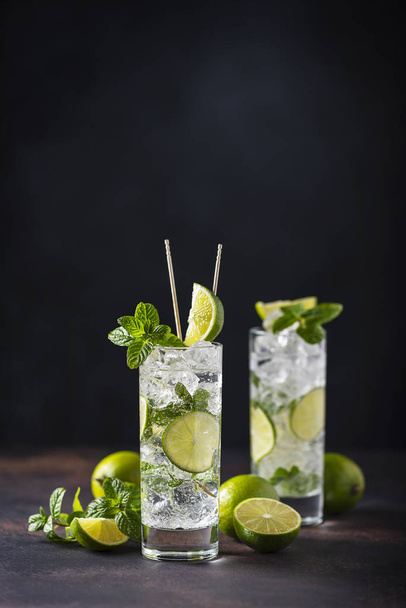 mojito with lime, mint  and ice - Φωτογραφία, εικόνα