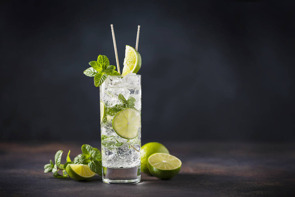 mojito with lime, mint  and ice - Foto, Imagem