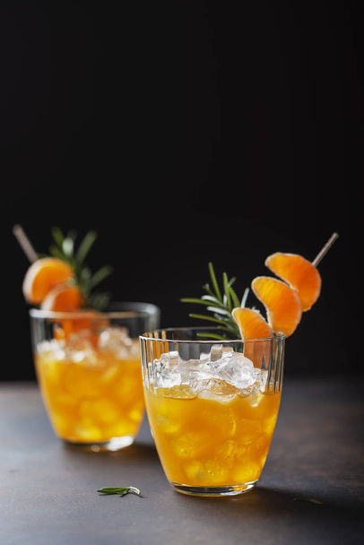 Alcoholic cocktail with mandarins - Φωτογραφία, εικόνα
