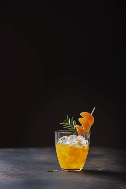 Alcoholic cocktail with mandarins - Valokuva, kuva