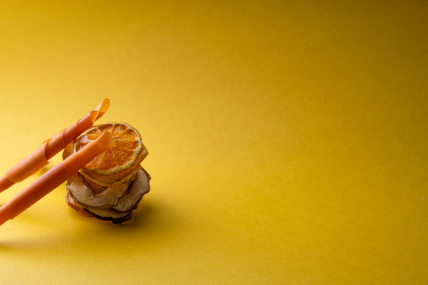 Una pirámide de manzana seca y chips de naranja y malvaviscos en un
  - Foto, imagen