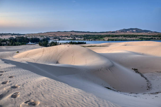 Рання ранкова сцена білих піщаних дюн у Мі-Нее. - Фото, зображення