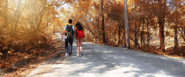 asian young backpacker couple having fun travel together in autu - Foto, Imagem