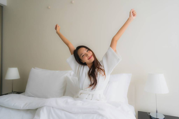 Porträt schöne junge asiatische Frauen lächeln glücklich im Bett - Foto, Bild